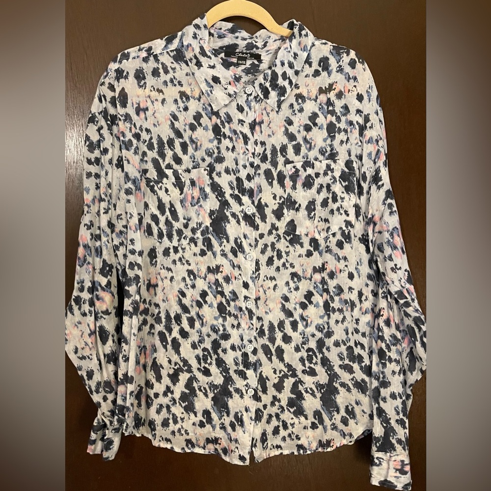 CHARLIE B Navy and White Leopard Print Blouse